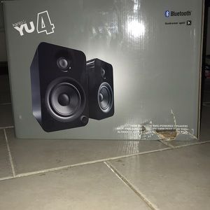Surround sound speakers (2 speakers in the box)